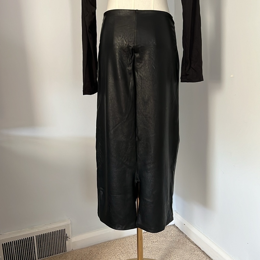 Commando smoothing Faux leather black skirt with 7” back slit - Picture 4 of 8